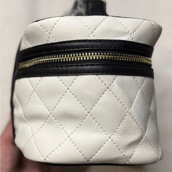 NWT Ulta Beauty Cosmetic Zip Closure Case Bag White/Black , quilted pattern - Picture 7 of 9